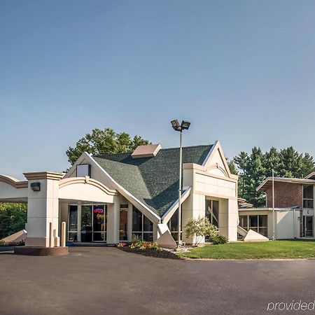 Rodeway Inn Грийнфийлд Екстериор снимка