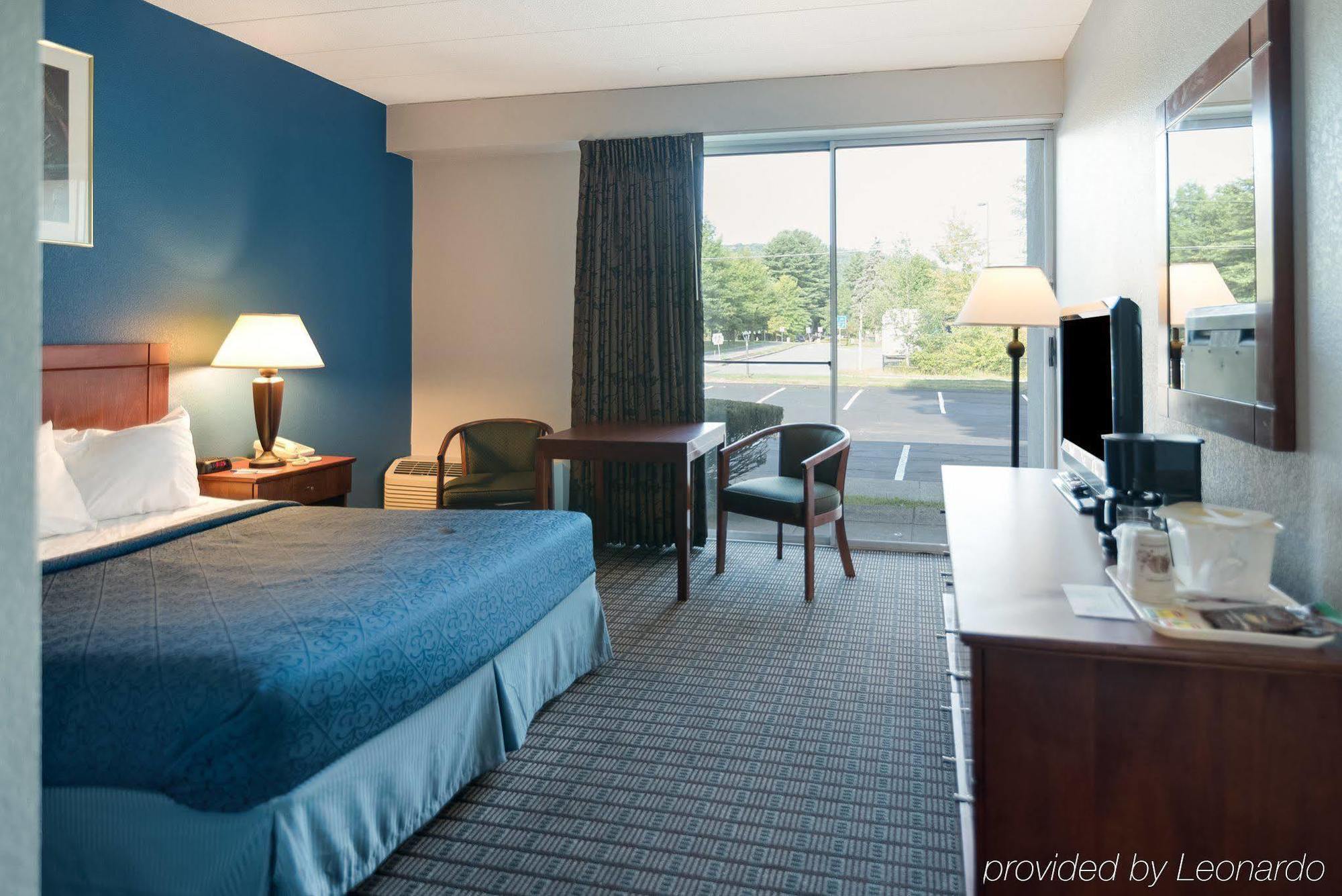 Rodeway Inn Грийнфийлд Екстериор снимка