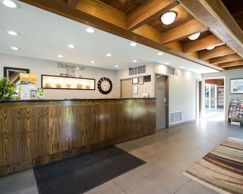 Rodeway Inn Грийнфийлд Интериор снимка