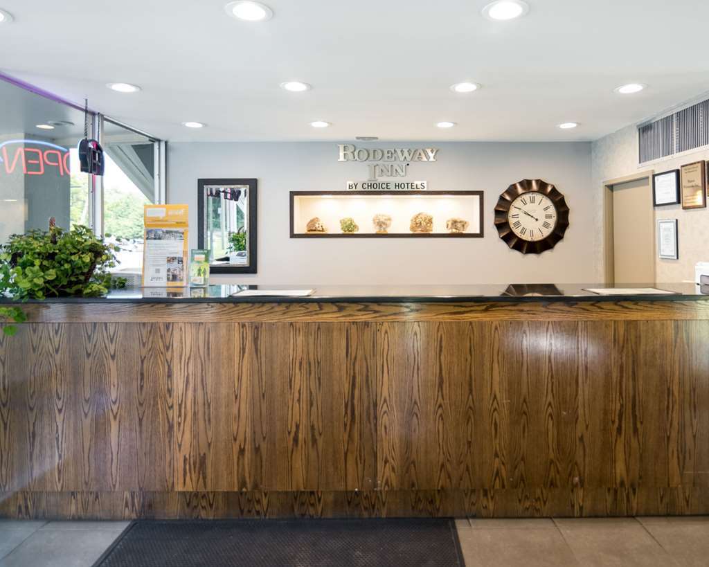 Rodeway Inn Грийнфийлд Интериор снимка
